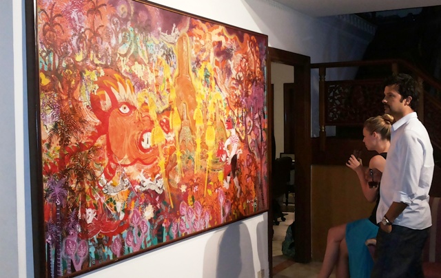 Pengunjung memperhatikan karya Klowor berjudul 'Festival Seni Borobudur' (2013)