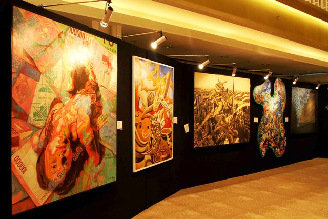 Pengumuman dan pameran karya seniman lukis peserta kompetisi seni lukis  UOB Indonesia Painting of the Year 2013 di UOB Plaza, Jakarta.