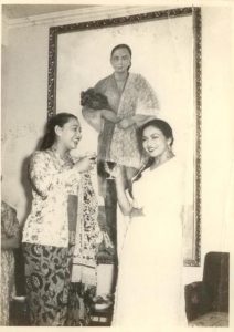 Siti Ainsyah (kiri) berfoto dengan lukisan Diego Rivera. Diperkirakan foto ini diambil tahun 1955, sebab keluarga Effendi tidak lagi bertugas di Meksiko setelah tahun tersebut.
