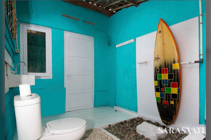 Toilet dan shower di kamar private. (Dok. Hotel Abrakadabra)