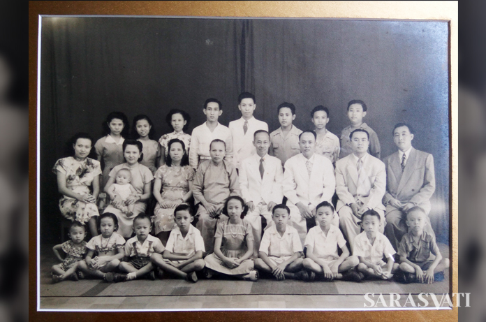 Foto keluarga tahun 1950-an, Liauw Tek Sun duduk di tengah berdasi, Deret terdepan: Darmawan Widjaja ke-3 dari kiri pakai suspender, Rudy ke-2 dr kanan. (Dok. Syenny Widjaja)