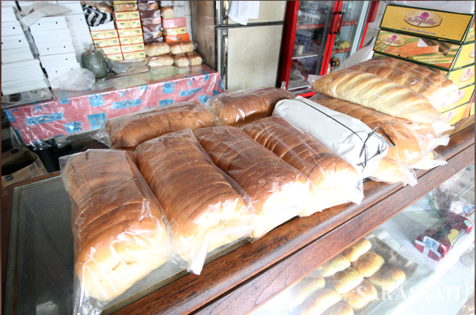 Roti tawar Delicieus yang sudah dipotong dikemas dalam plastik, sedangkan yang masih utuh dibungkus kertas putih. (Foto: Silvia Galikano)