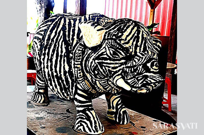 Salah satu patung celeng karya Butet yang dilukis berbulu zebra