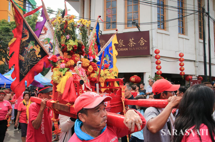 Arak-arakan Joli Dewa saat perayaan Cap Go Meh